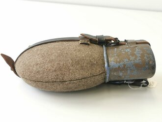 Feldflasche Wehrmacht mit spätem, blau emailliertem Becher, dieser original lackiert