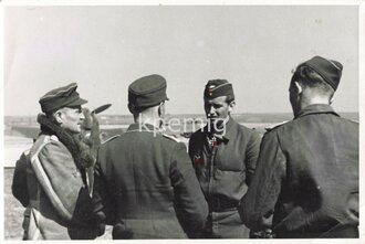 Aufnahme von Offizieren Fliegendes Personal im Gespräch mit einem Träger des Ritterkreuz des Eisernen Kreuzes, Maße 8 x 12 cm