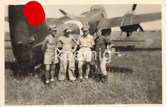 Fliegendes Personal, Aufnahme von Angehörigen in Tropenbekleidung vor Ihrer JU88, Maße 6 x 9 cm