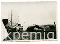 Angehörige der Luftwaffe beim bewachen einer Bruchgelandeten B24, Maße 6 x 9 cm