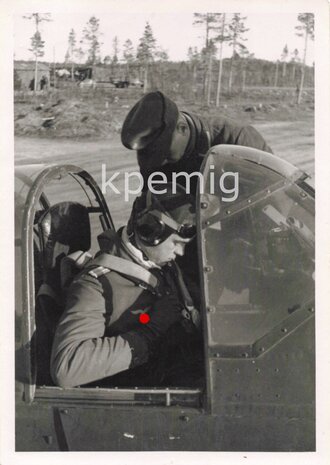 Aufnahme eines Flugzeugführers in seiner JU87 sitzend beim Anschnallen, Maße 7 x 10 cm