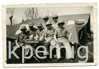 Gruppenaufnahme von Angehörigen der Luftwaffe in Tropenbekleidung vor Ihrem Zelt, Maße 6 x 9 cm