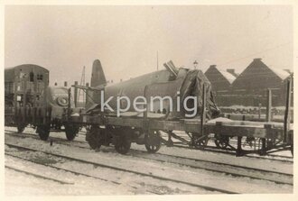 Aufnahme eines Flugzeuges der Luftwaffe zerlegt beim Bahntransport, Maße 6 x 9 cm