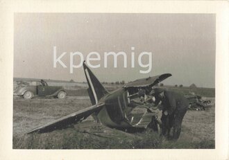 Angehörige der Wehrmacht beim Besichtigen von Flugzeugtrümmern, Maße 7 x 10 cm