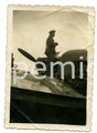 Angehörige des Heeres beim Besichtigen eines Flugzeugwracks, Maße 6 x 9 cm
