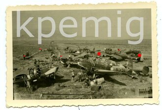 Angehörige der Wehrmacht beim Besichtigen zerstörter Flugzeuge Deutsch / Englisch / Französisch, Maße 6 x 9 cm