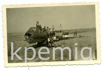 Angehörige der Wehrmacht beim Besichtigen einer zerstörten DO17 Z, Maße 6 x 9 cm