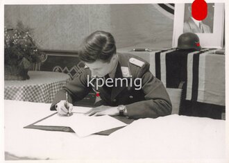 Leutnant des Fliegenden Personals mit Fliegerchronometer,...