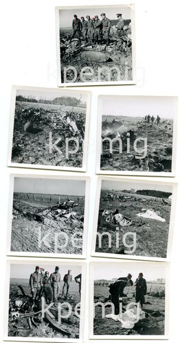 7 Aufnahmen von Angehörigen der Luftwaffe beim Besichtigen eines zerstörten Bombers, Maße 6  x 6 cm