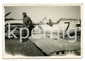 Angehörige des Heeres vor einer bauchgelandeten ME109 E des JG54 II. Gruppe  , Maße 6 x 9 cm