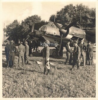 Aufnahme einer JU88 des KG 77 mit Angehörigen des Geschwaders  , Maße 18 x 18 cm