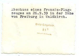 Angehörige der Wehrmacht beim Besichtigen eines...