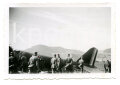 Angehörige der Wehrmacht beim Besichtigen eines französischen Flugzeugwrackes bei Waldkirch am 26.9.1939, Maße 6 x 9 cm