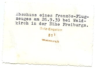 Angehörige der Wehrmacht beim Besichtigen eines französischen Flugzeugwrackes bei Waldkirch am 26.9.1939, Maße 6 x 9 cm