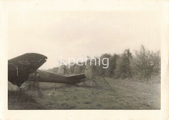 Heckaufnahme eines beschädigten französischen Bombers mit Deutschen und Französischen Kennzeichen, Maße 7 x 10 cm