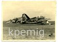 Aufnahme von zerstörten sowjetischen Flugzeugen, Maße 8 x 11 cm