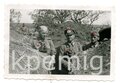 Aufnahme von Angehörigen des Heeres im Schützengraben, Feldmütze alter Art, Maße 6 x 9 cm, mittig geknickt