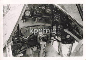 Aufnahme des Cockpits eines Englischen Flugzeuges, Maße 7 x 10 cm