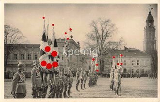 Aufnahme von Angehörigen des Heeres beim Präsentieren Ihrer Regimentsfahnen, Maße 9 x 14 cm