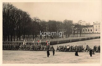 Angehörigen des Heeres beim Präsentieren Ihrer Regimentsfahnen im Vorbeimarsch, Maße 9 x 14 cm