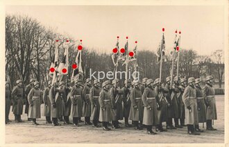 Aufnahme von Angehörigen des Heeres beim Präsentieren Ihrer Regimentswahlen, Maße 9 x 14 cm
