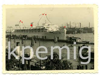 Aufnahme des KDF Dampfers Wilhelm Gustloff im Hafen liegend, Maße 6 x 8 cm
