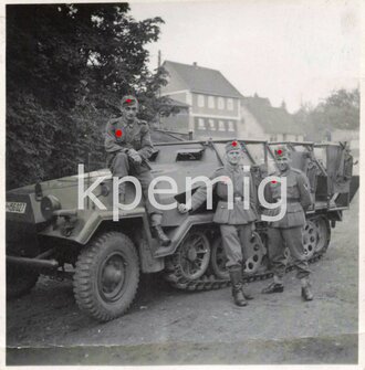 Aufnahme von Angehörigen des Heeres vor ihrem Schützenpanzer, Maße 5 x 5 cm