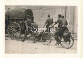 Angehörige des Heeres im Vorbeimarsch mit Pferde- und Kinderwagen, Maße 7  x 10 cm