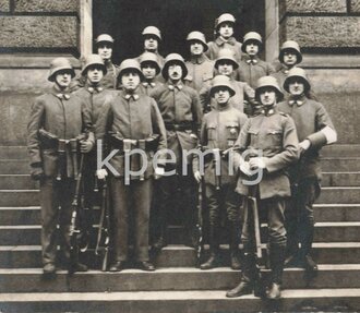Gruppenaufnahme von Angehörigen eines Freikorps mit Gewehren und Handgranaten, Maße 6  x 6 cm