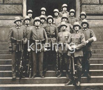 Gruppenaufnahme von Angehörigen eines Freikorps mit...