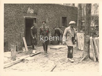 Aufnahme Dr. Fritz Todt beim Verlassen eines getarnten Gebäudes, Maße 9  x 12 cm