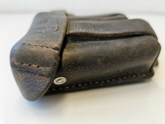 Patronentasche zum K98 Wehrmacht ( für 6 Ladestreifen). Geschwärztes Leder, datiert 1935, ungereinigtes Stück