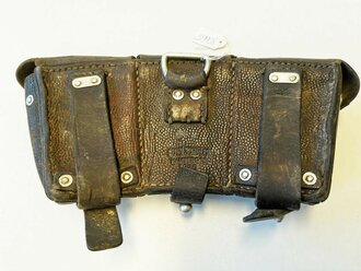 Patronentasche zum K98 Wehrmacht ( für 6 Ladestreifen). Geschwärztes Leder, datiert 1935, ungereinigtes Stück