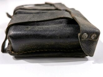 Patronentasche zum K98 Wehrmacht ( für 6 Ladestreifen). Schwarzes Leder mit Reichsbetriebsnummer, ungereinigtes Stück
