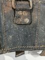 Patronentasche zum K98 Wehrmacht ( für 6 Ladestreifen). Schwarzes Leder mit Reichsbetriebsnummer, ungereinigtes Stück