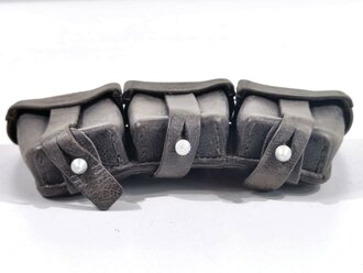 Patronentasche zum K98 Wehrmacht ( für 6 Ladestreifen). Vorderseitig geschwärztes Leder, datiert 1935, die Schlaufen alt repariert