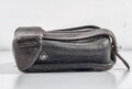 Patronentasche zum K98 Wehrmacht ( für 6 Ladestreifen). Vorderseitig geschwärztes Leder, datiert 1935, die Schlaufen alt repariert
