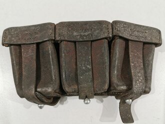 Patronentasche zum K98 Wehrmacht ( für 6 Ladestreifen). Dunkelbraunes Leder, stark getragenes Stück, ungereinigt
