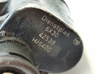 Dienstglas 6 x 30 Wehrmacht von Voigtländer. Klare Durchsicht, Strichpaltte deutlich.