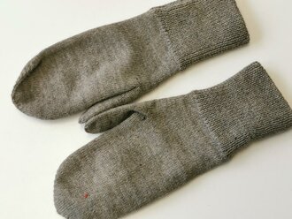 Paar Strickhandschuhe eines Soldaten, in Heimarbeit...