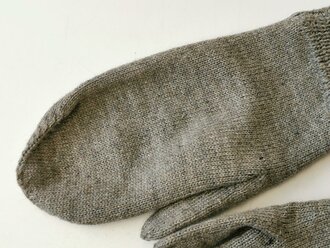 Paar Strickhandschuhe eines Soldaten, in Heimarbeit gefertigtes Paar