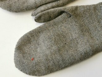 Paar Strickhandschuhe eines Soldaten, in Heimarbeit gefertigtes Paar