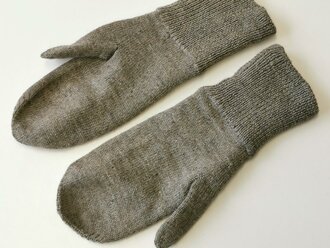 Paar Strickhandschuhe eines Soldaten, in Heimarbeit gefertigtes Paar