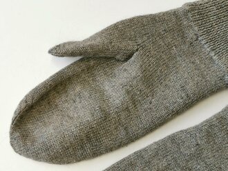 Paar Strickhandschuhe eines Soldaten, in Heimarbeit gefertigtes Paar