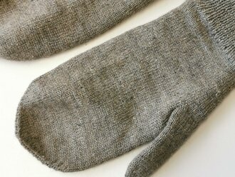 Paar Strickhandschuhe eines Soldaten, in Heimarbeit gefertigtes Paar