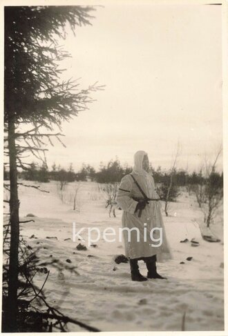 Angehöriger des Heeres in Wintertarnbekleidung und MP38/40, Maße 6 x 8 cm