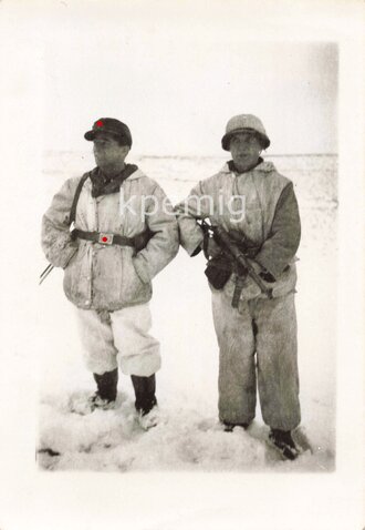 Angehörige des Heeres in Wintertarnbekleidung mit Handgranaten und MP 38/40 bei Newel Russland Maße 6 x 9 cm