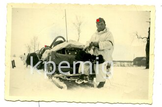 Angehöriger des Heeres in  Wintertarnbekleidung auf...