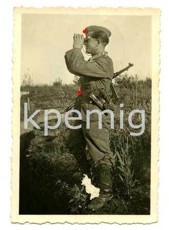 Angehöriger der Nachrichtentruppe mit Fernglas und MP38/40, Maße 6 x 9 cm, Beschädigung im unteren Bereich des Fotos