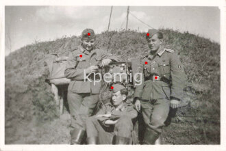 Angehörige der Nachrichtentruppe an ihrem Funkgerät Torn Fu d2, Maße 6 x 9 cm